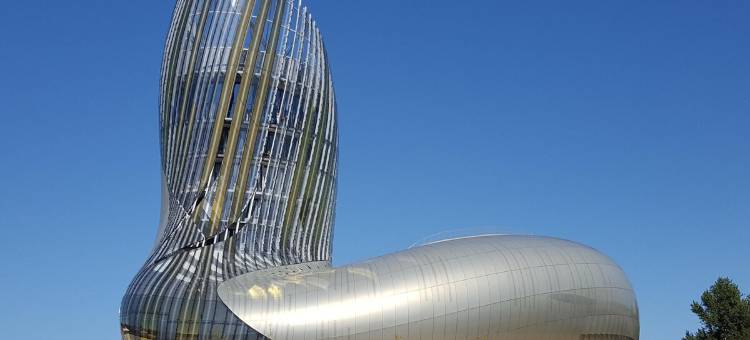 带游泳池的私人住宅禅室(Zen room in a private home with a swimming pool)图片