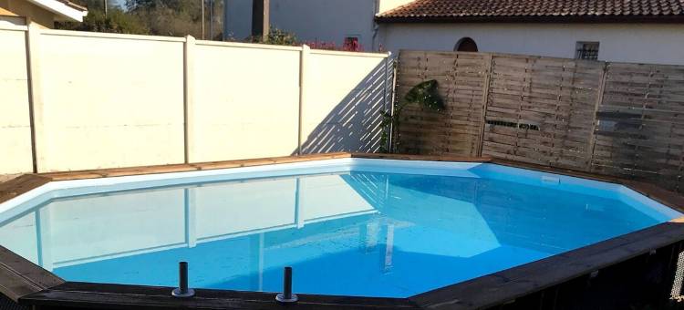 带游泳池的私人住宅禅室(Zen room in a private home with a swimming pool)图片