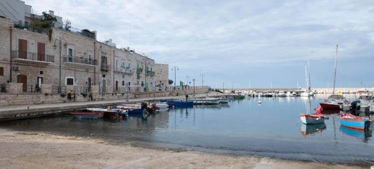 Sea front historic house in the heart of old town, inside torrione aragonese图片