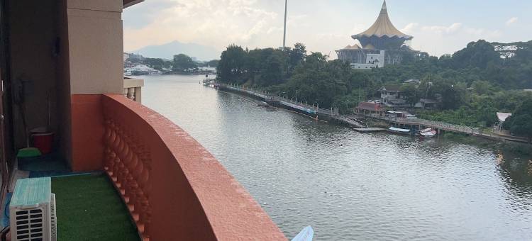 古晋河景阳台房 下楼吃海鲜 上楼看游船(Nicely Riverbank suites 405 @Riverview)图片