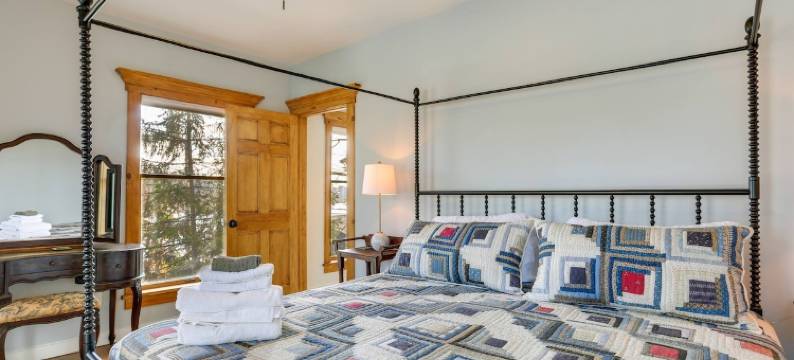 Victorian Lake Oasis | Hot Tub | 30 min to skiing图片