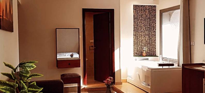 扎希拉金字塔景观(Zahira Pyramids view)图片