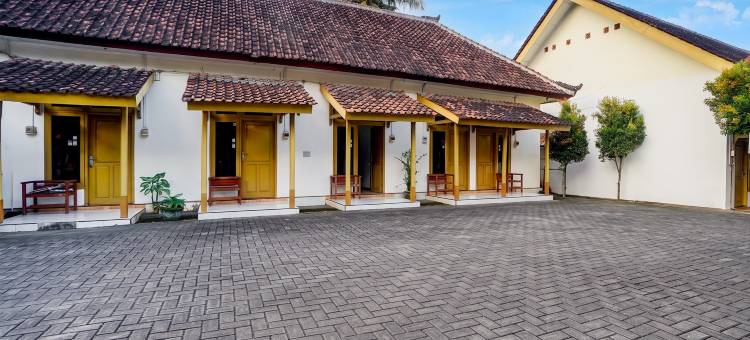 Djatmiko别墅OYO 95262酒店家庭伊斯兰教法(OYO 95262 Hotel Djatmiko Villa's Family Syariah)图片
