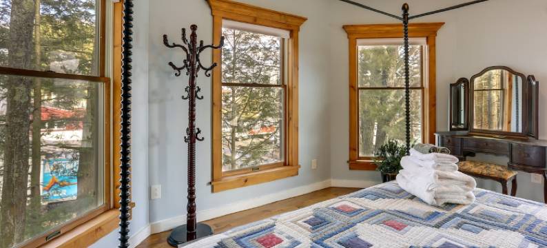 Victorian Lake Oasis | Hot Tub | 30 min to skiing图片