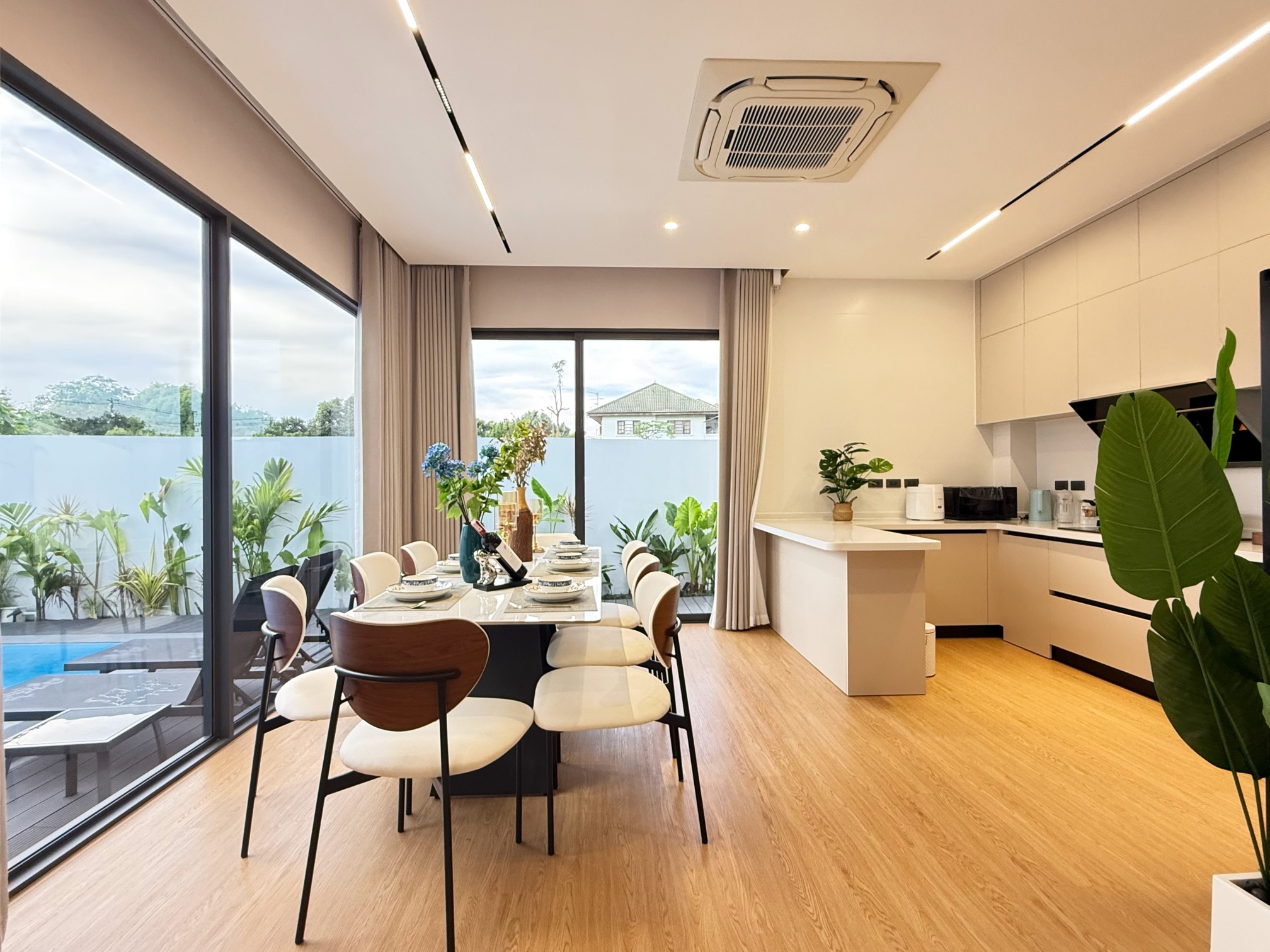 Luxury pool villa near Chiang Mai Old City, 4 bedrooms and 5 bathrooms Hotel Overview