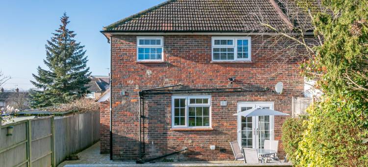 伯翰姆伍德现代家庭度假屋带停车位和花园 - 可住6人(Borehamwood Modern Family House with Parking and Garden - Sleeps 6)图片
