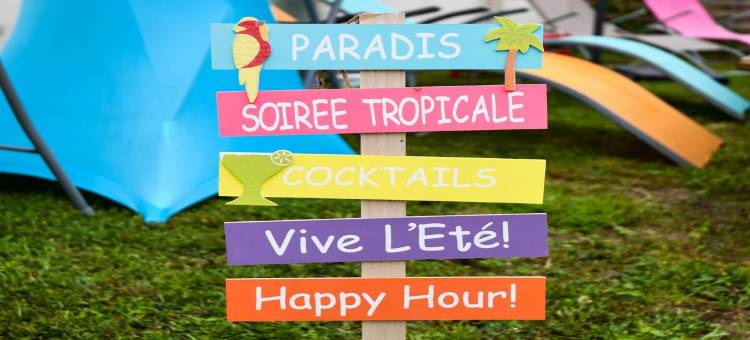 带游泳池的私人住宅禅室(Zen room in a private home with a swimming pool)图片