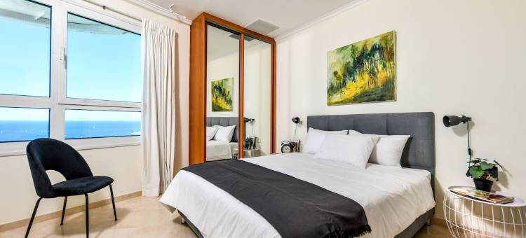 Picturesque 3BR Apt w Balcony & Parking Near Beach图片