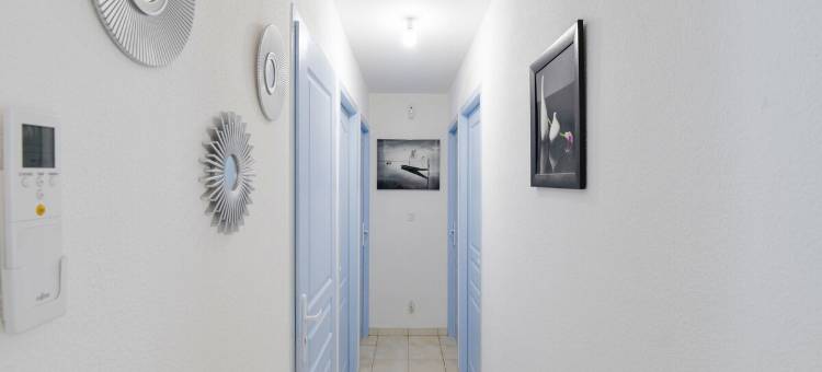 带游泳池的私人住宅禅室(Zen room in a private home with a swimming pool)图片