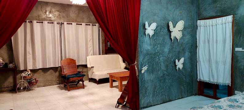 Red Lamp House图片