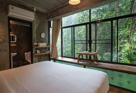 Bee Forest Hotel Overview