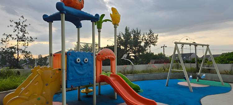 Apartemen amazana cheapest,cozy with wifi,pool and gym by luckystay图片