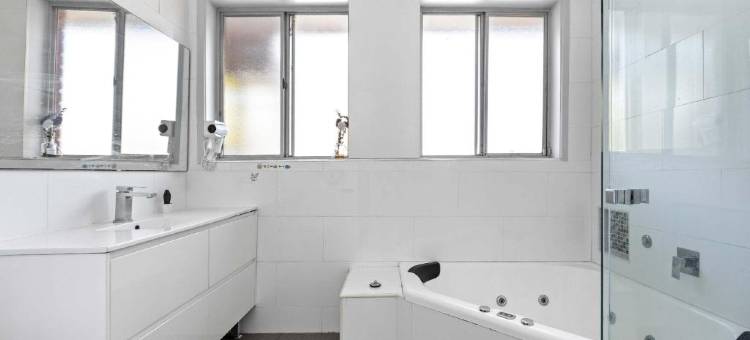 皮克赫斯特位置便利明亮简约客房家庭旅馆(Light & Simple Rooms in Convenient Peakhurst Location)图片