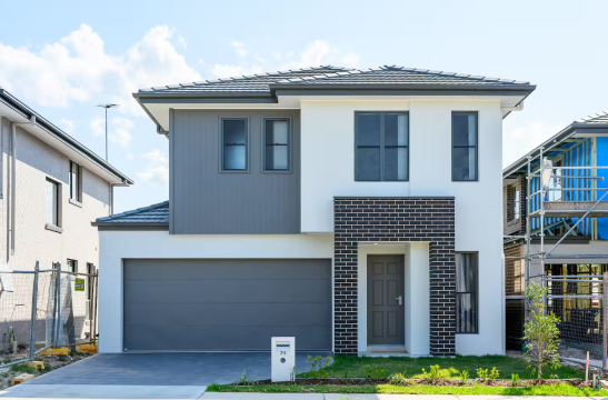 Spacious 5-bedroom building in brilliant Austral with AC