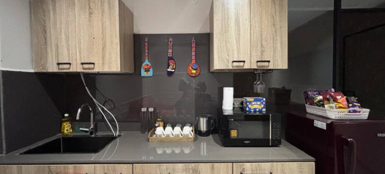 Modern Cozy 1BHK Studio, King Bed & Kitchenette图片