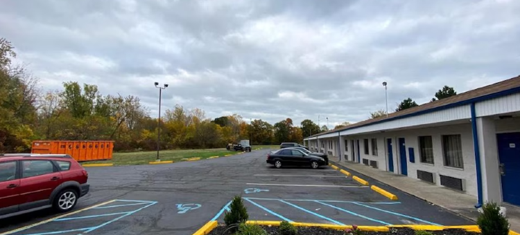 Deluxe Inn by OYO Near Toledo Ohio图片