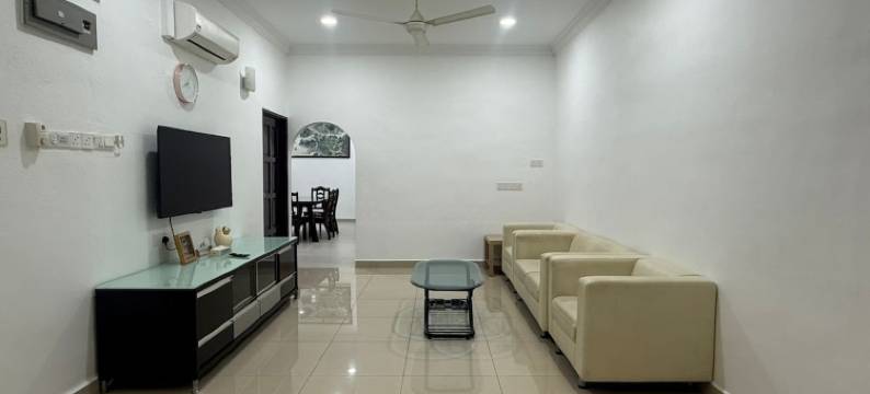 位于高渊的3卧室半独立房屋-2751平方米 带2间厕所 - 开心民宿(HAPPY GUEST HOUSE TAMAN COWIN NIBONG TEBAL)图片