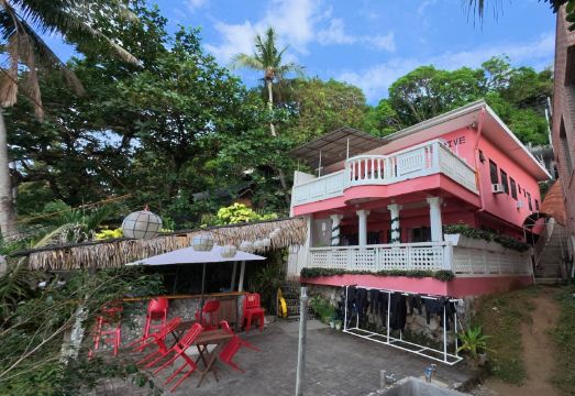 FreeDive Inn Hotel Overview