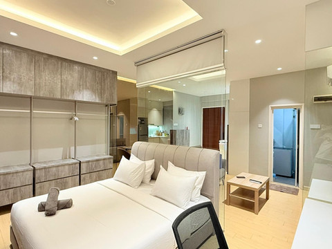 King Bed Mount Austin Palazio 2pax Luxury