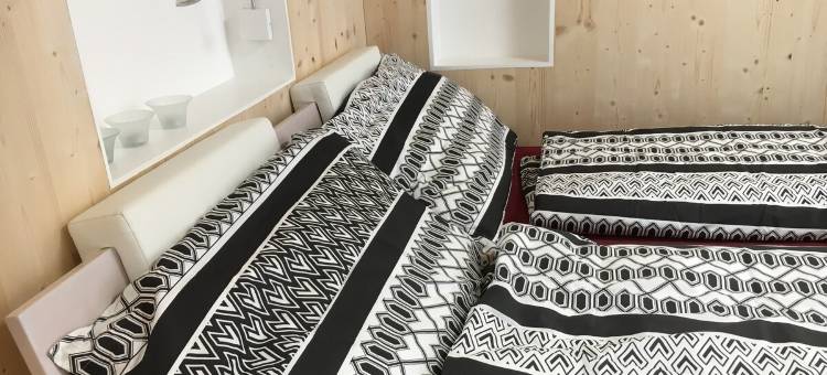 Modern guest suite with terrace, hot tub, sauna图片