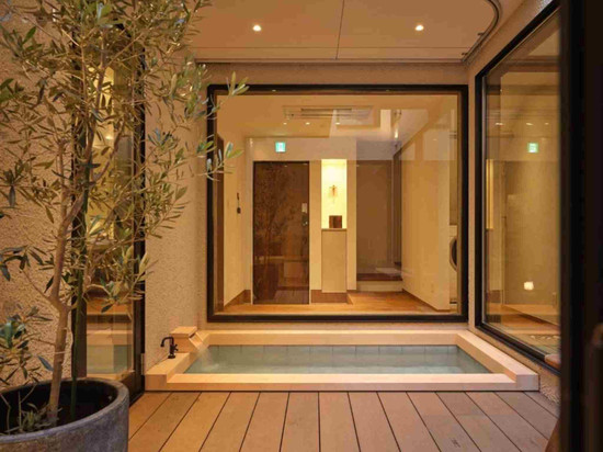 大阪岸里玉出大门屋・空窗之汤