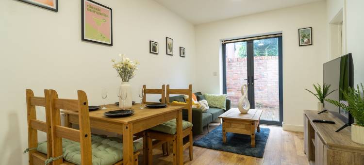 都市舒适两卧室带庭院酒店(Cozy Urban 2BR with courtyard)图片
