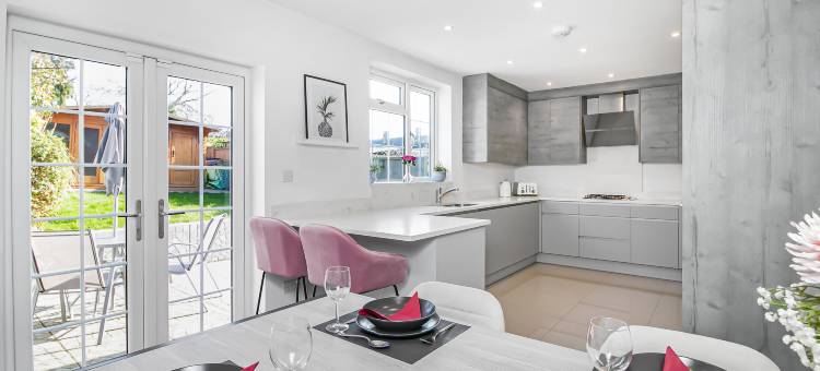伯翰姆伍德现代家庭度假屋带停车位和花园 - 可住6人(Borehamwood Modern Family House with Parking and Garden - Sleeps 6)图片