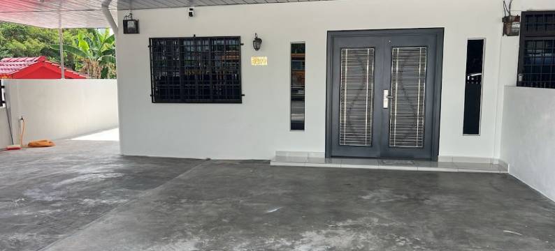 位于高渊的3卧室半独立房屋-2751平方米 带2间厕所 - 开心民宿(HAPPY GUEST HOUSE TAMAN COWIN NIBONG TEBAL)图片