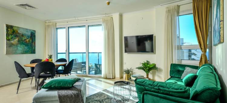 Picturesque 3BR Apt w Balcony & Parking Near Beach图片