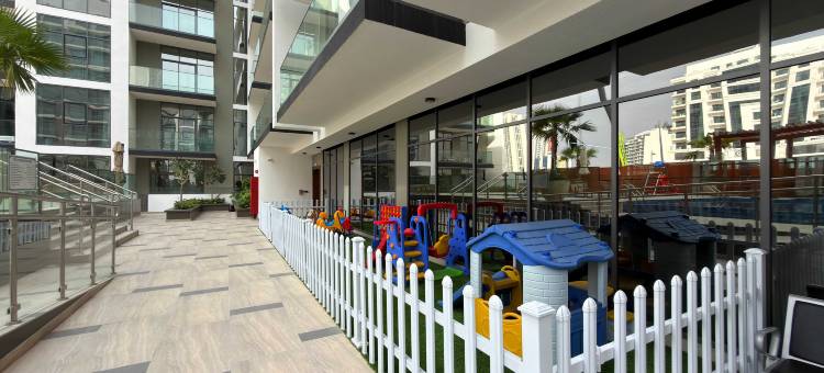 Westview Garden Spacious Balcony Room with Pool Gym Access in JVC图片