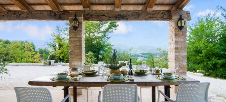 位于Acqualagna的别致别墅，配有泳池和私人花园的热水浴缸(Elegant Villa with Garden)图片