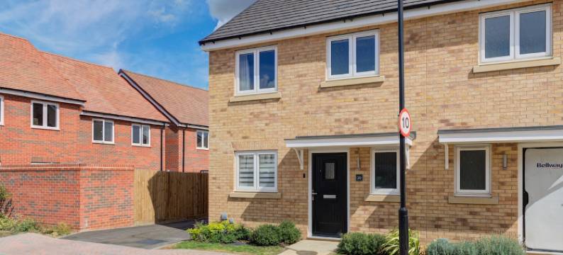 Sleeps 5 3 Bedroom House in Bourne with Parking图片