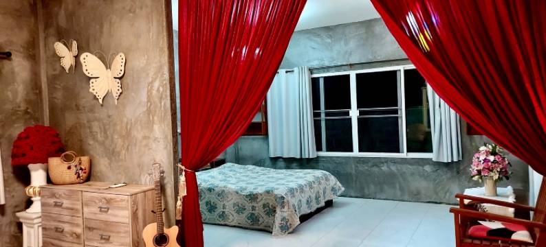 Red Lamp House图片