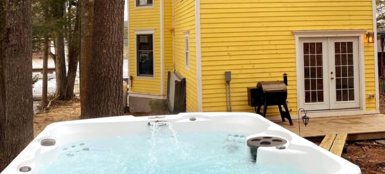 Victorian Lake Oasis | Hot Tub | 30 min to skiing图片