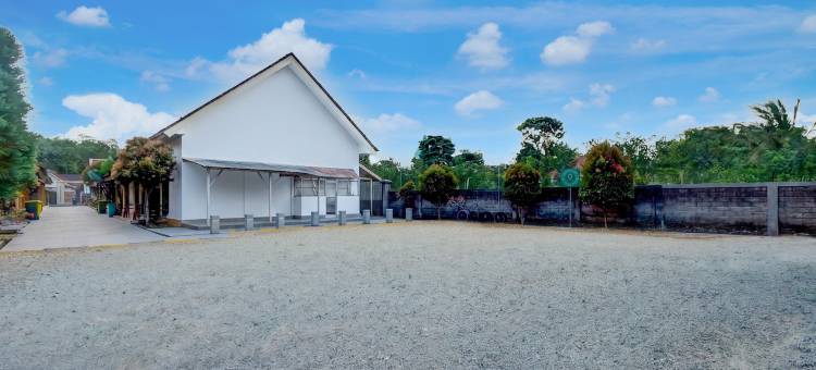 Djatmiko别墅OYO 95262酒店家庭伊斯兰教法(OYO 95262 Hotel Djatmiko Villa's Family Syariah)图片