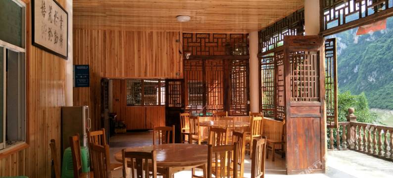 龚滩古镇观景楼图片