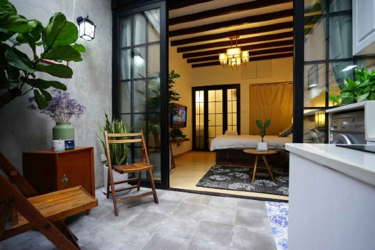 弄堂里·老洋房艺术民宿(上海进贤路店)