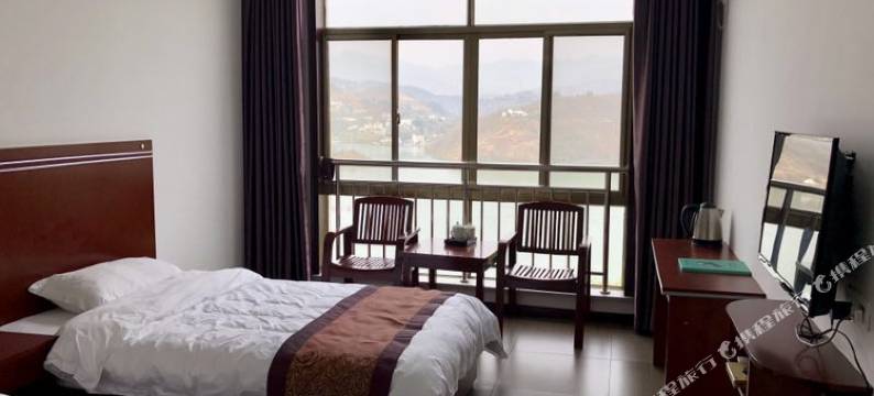 安康湖畔民居图片