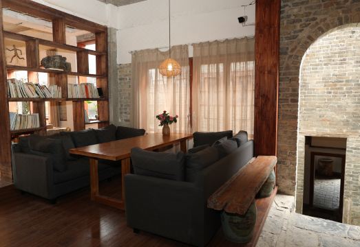 Long lnn Hotel Overview