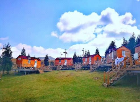 盘县七彩蜗牛房车露营地外景图