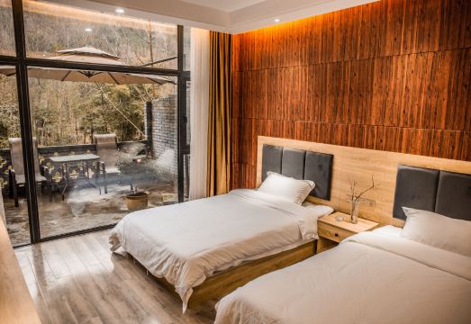 Xiling Snow Mountain Huatian Yueshe HostelHotel Overview