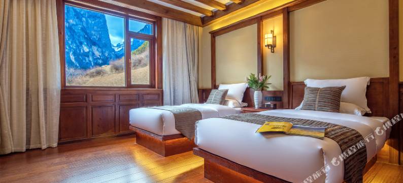 香格里拉巴拉格宗雪山悬崖神迹酒店图片