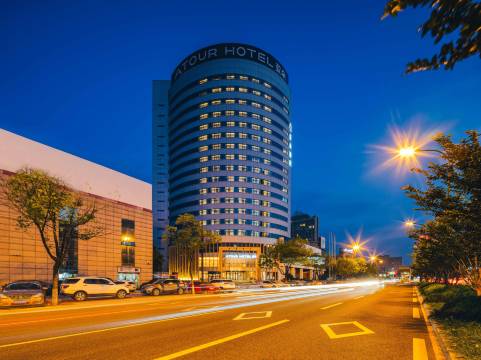 义乌国际商贸城稠州北路亚朵酒店