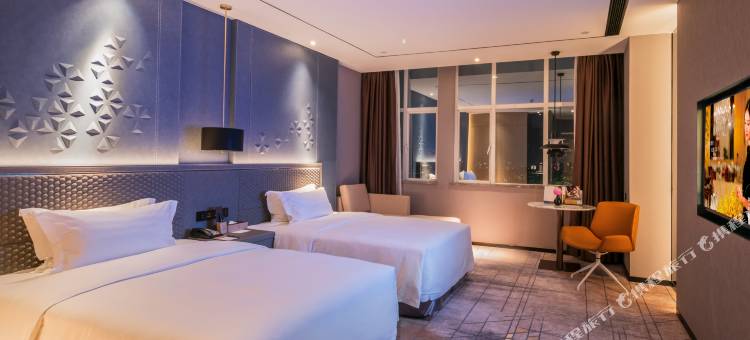 深圳澔悦格兰云天国际酒店(国际会展中心海上田园东地铁站店)图片