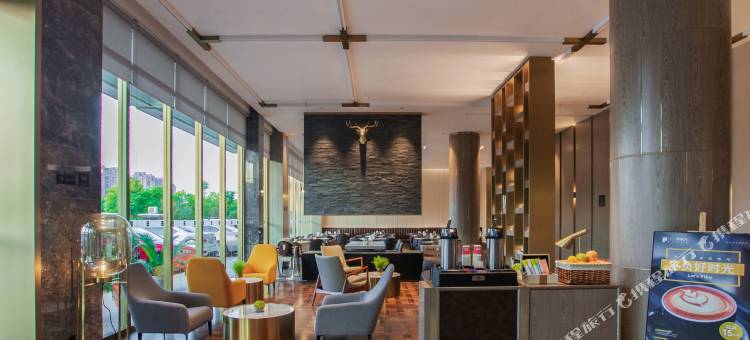 宜尚PLUS酒店(武汉东湖学院大花岭地铁站店)图片