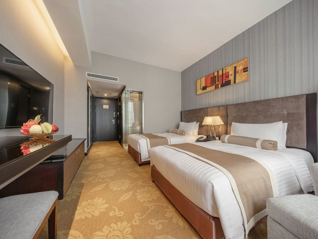 5号线姚砦站a2出口距离酒店不足50米,与丹尼斯七天地,熙地港,曼哈顿