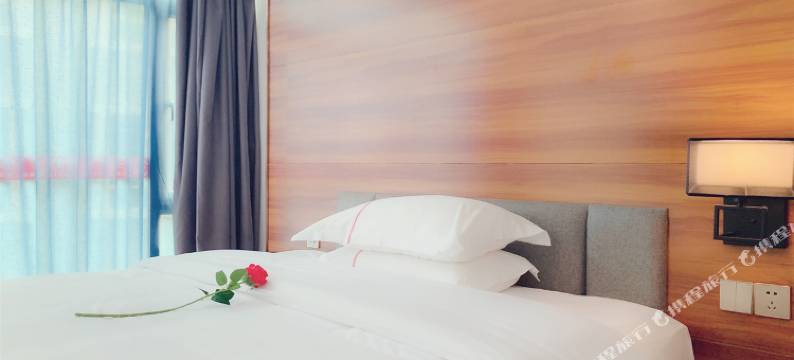 四会爱客优艺术精品酒店(粤运汽车站店)图片