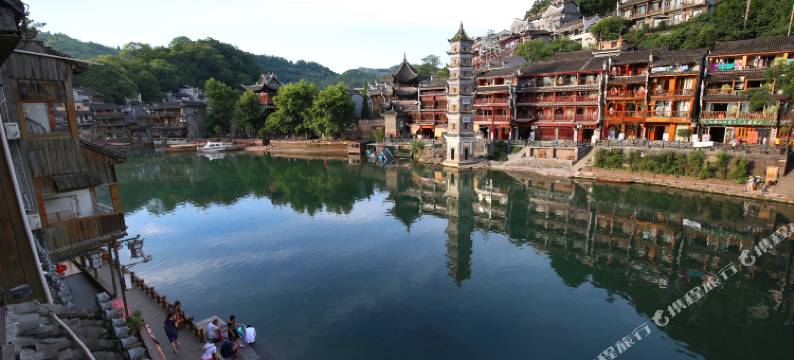 凤凰山前月下江景民宿图片