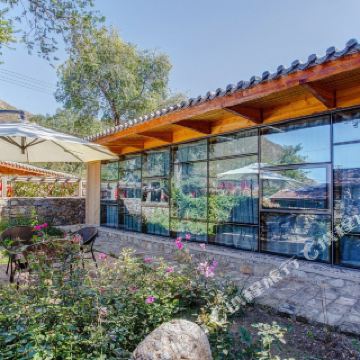 流村镇老峪沟村大东沟附近 乘坐昌33路到老峪沟站下,步行77米可达