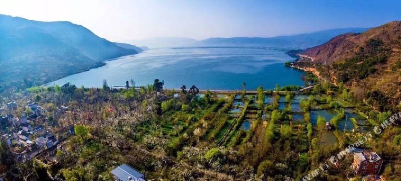 洱源世外梨园早安日月居湖景客栈图片